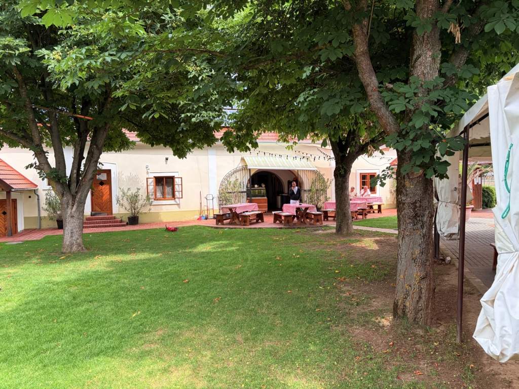 restaurace - vzdálenost 300 m